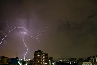 雷や台風によって一時的な変化が原因となることがおおい